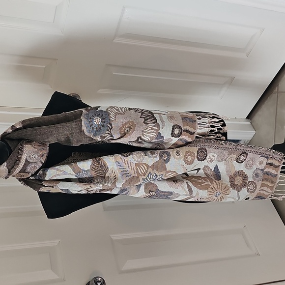 NWT Vince Camuto Beige Floral Scarf with Fringe - Picture 7 of 16